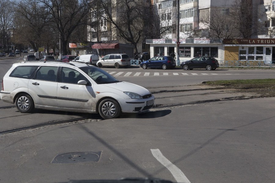 STRĂZILE din Galaţi, COŞMARUL ŞOFERILOR: Pe valuri de asfalt spre lanţul de cratere din Aviaţie (FOTO)