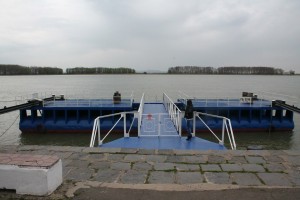 Anchetă pentru a se afla cui aparţine pontonul de pe Dunăre