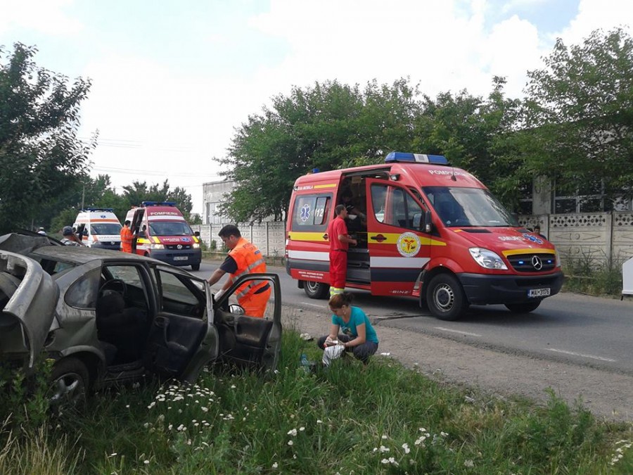 Un şofer neatent a intrat într-o maşină cu butelii pe drumul dintre Schela şi Smârdan