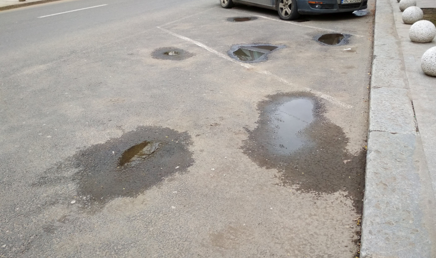 Cât de „fragil” este asfaltul de pe strada Domnească (FOTO)