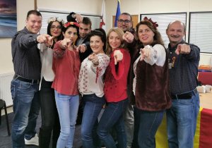 Diana Stroia, consulul onorific al României în Ţara Galilor, alături de membrii unei secţii de votare 
