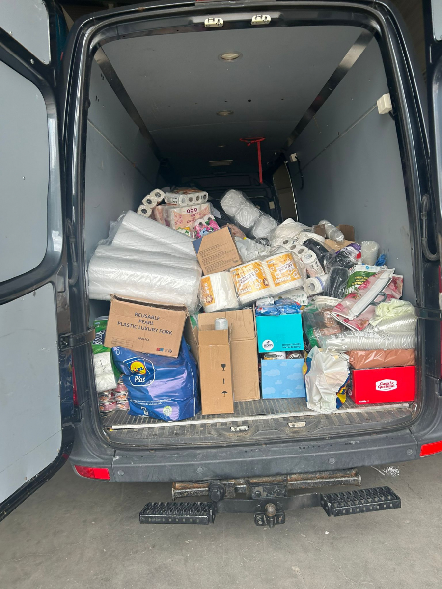 Mobilizare impresionantă în sprijinul oamenilor rămași fără case. Copii şi tineri sar în ajutorul sinistraţilor
