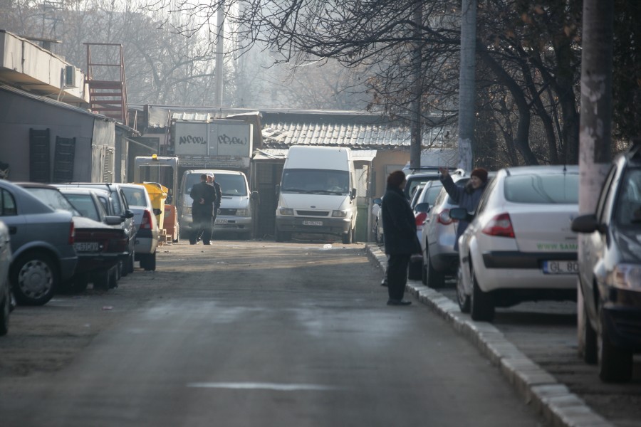 Carrefour Market din Micro 19 - În faţă-i vopsit gardul, în spate-i balamucul