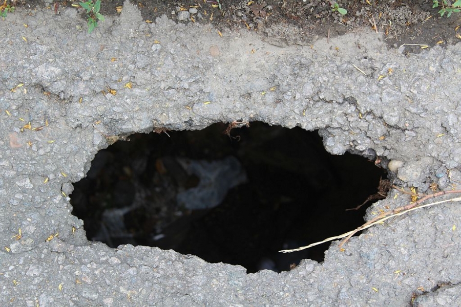 Se naşte altă "gropzilla" în Galaţi? Un nou crater AMENINȚĂ o stradă din oraş
