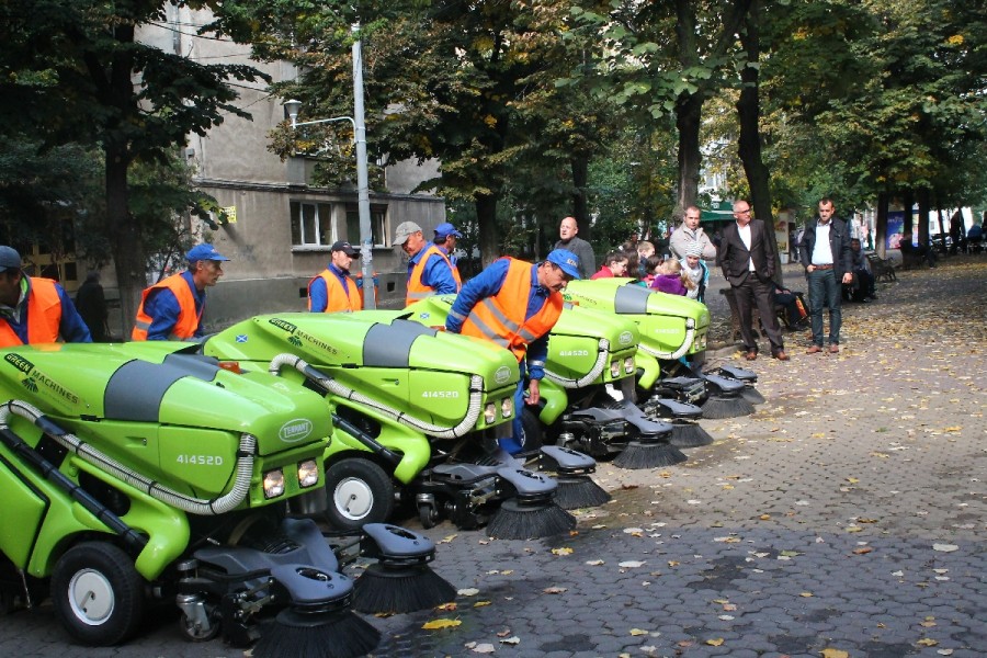 (FOTO) Tehnologia ajunge şi la noi: TROTUARELE Galaţiului vor fi măturate şi spălate mecanic