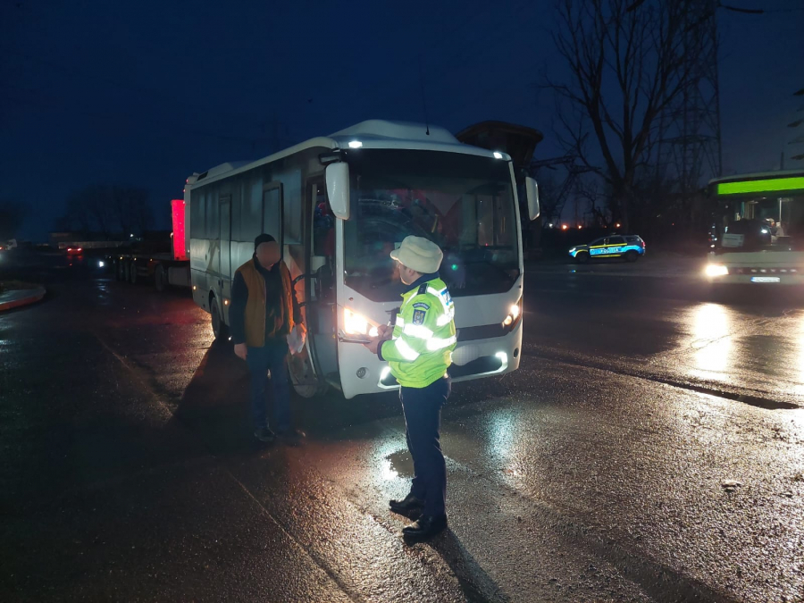 Autobuze conduse de șoferi obosiți și evazioniști. Zeci de amenzi pentru transportatorii de persoane