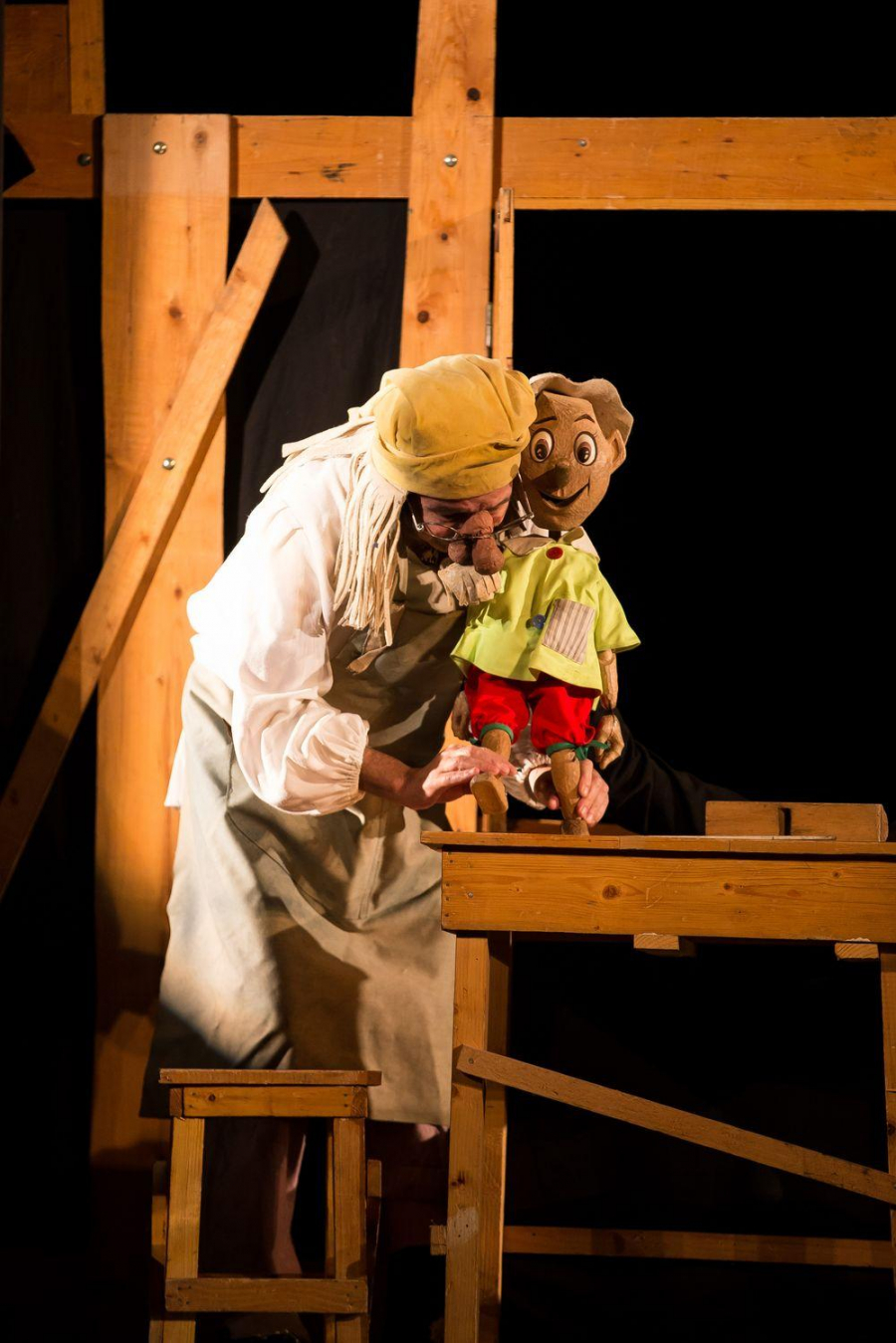 Pinocchio se întâlneşte cu piticii, la Gulliver
