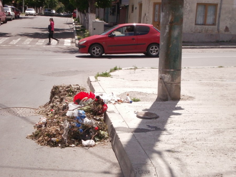 Noua „atracţie” turistică la Galaţi/ Mormane de gunoi la colţ de stradă