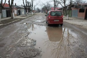 Străzi şi trotuare, nereabilitate din secolul trecut: Blocăm circulaţia, în semn de protest (FOTO)