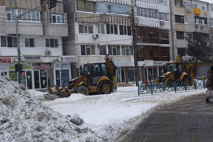 IARNA nu a mai luat Galaţiul prin surprindere. Se combate poleiul şi se cară zăpada din oraş