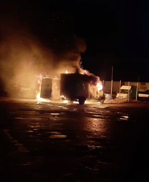 Incendiu violent în curtea unei firme. Trei mașini, arse într-un posibil act de răzbunare
