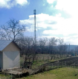 Antenă GSM, montată ilegal lângă o şcoală