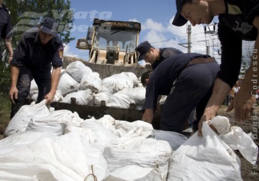 Pompierii, lăsaţi la flămânzit, între foc şi apă