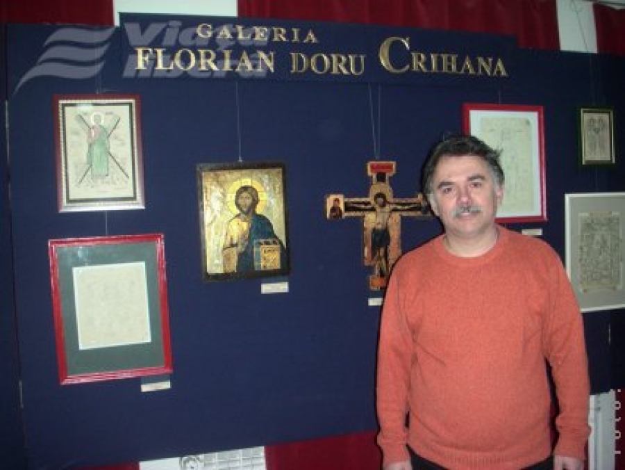 Icoanele lui Florian Crihană în foaierul Teatrului Dramatic
