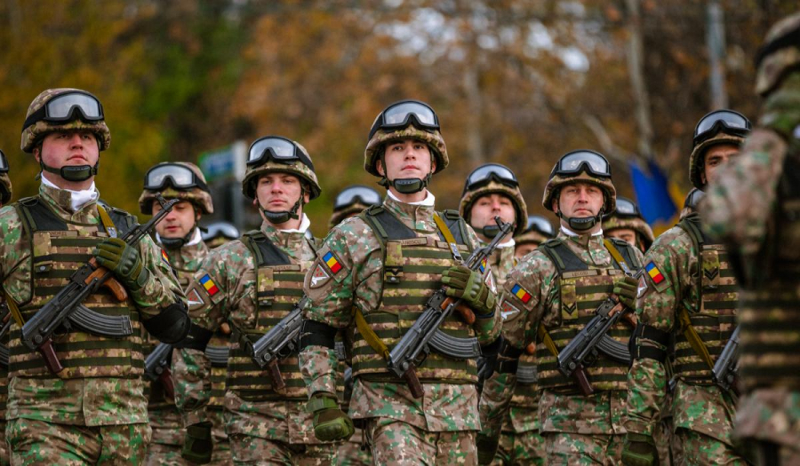 Peste 2.400 de militari au participat la parada de la Arcul de Triumf