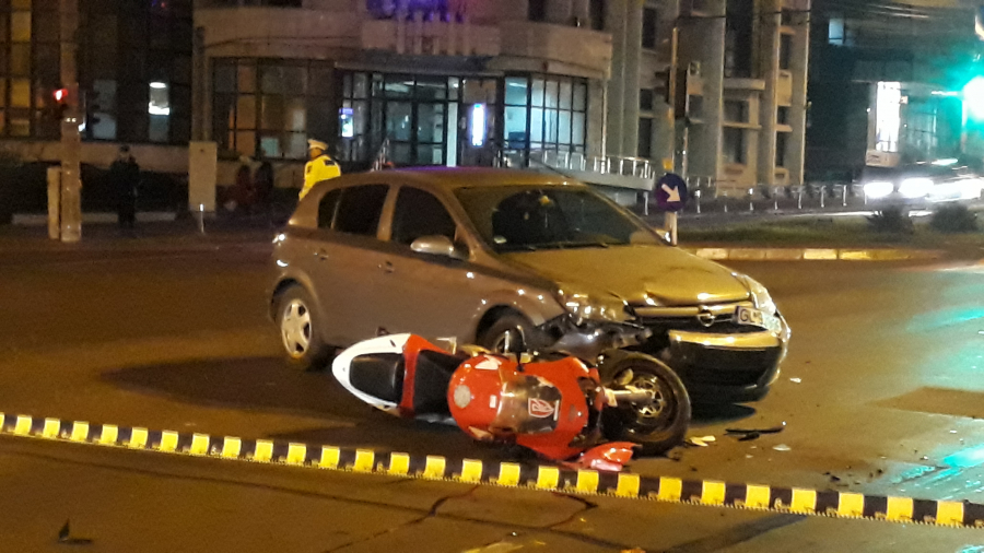 GRAV ACCIDENT rutier ”la bănci”. Motociclist lovit în plin de un Opel