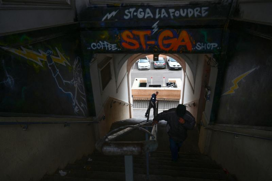 Trei morți și trei răniți în atentate cu focuri de armă în Franța