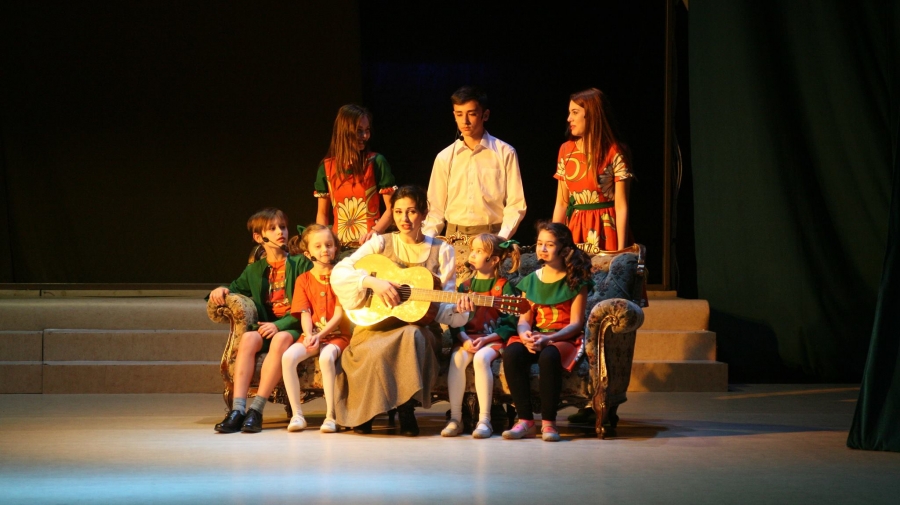 Copiii profesioniştilor de la Teatrul Muzical CÂNTĂ pentru copiii Galaţiului de MOŞ NICOLAE