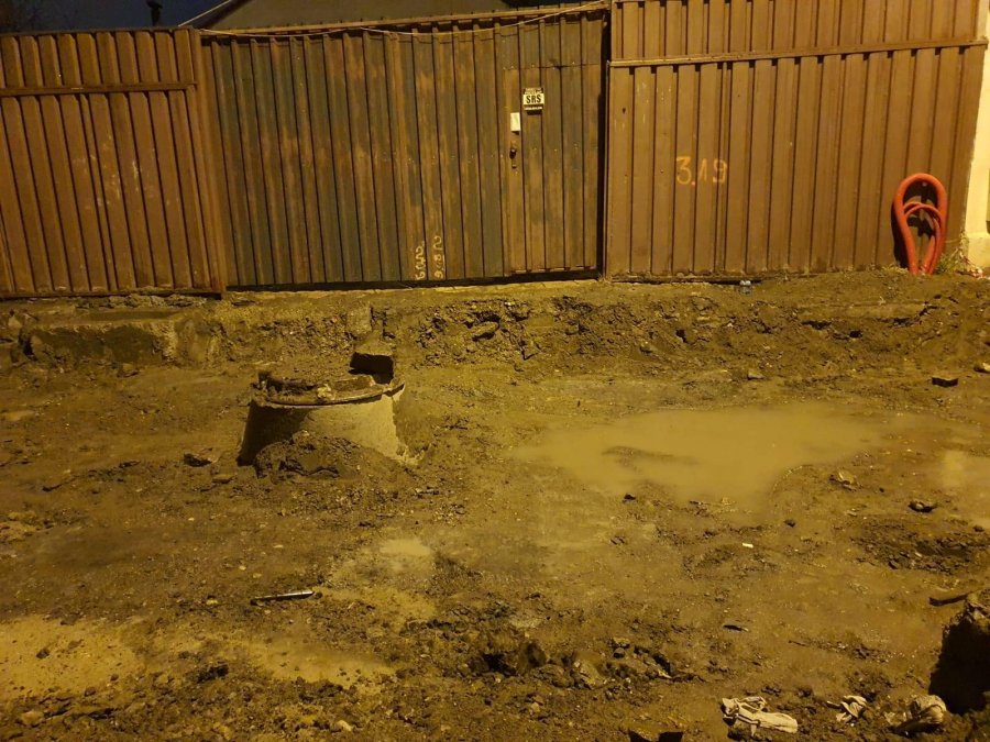 ”Carantină” edilitară pe strada Plevnei. Oameni blocaţi în curţi