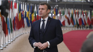 O serie de oficiali, contacte cu Macron