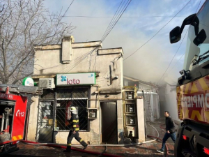 Incendiu violent la mai multe gospodării. Pompierii intervin în forță