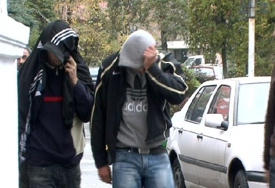 Doi hoţi, urmăriţi de jandarmi după ce au furat capace de la roţile mai multor maşini