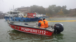 Incident pe Dunăre. Doi gălăţeni s-au răsturnat cu o barcă în probe