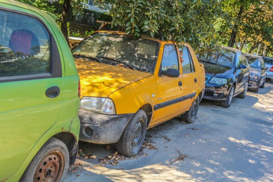 Primăria ridică maşinile abandonate prin oraş