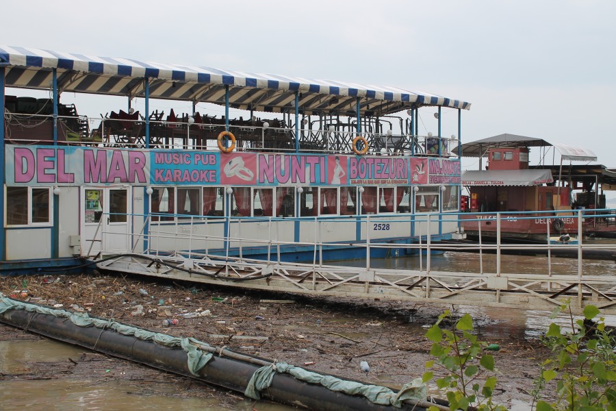 Administratorii pontoanelor curăţă, dar fără succes: Dunărea este, în continuare, mizerabilă