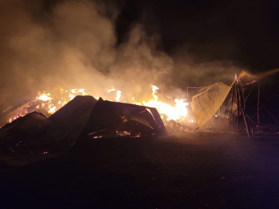 O fermă incendiată arde de mai bine de 12 ore. Pagubele sunt uriașe (VIDEO)