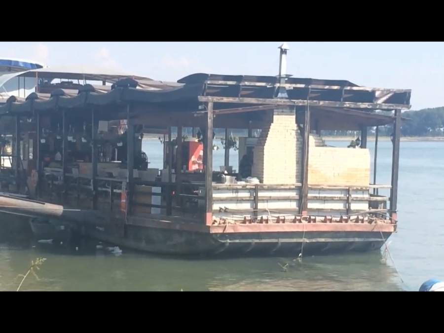 UPDATE/ VIDEO - "Curăţenie de toamnă" - GUNOIUL de pe un restaurant-ponton de pe FALEZĂ ajunge direct în DUNĂRE