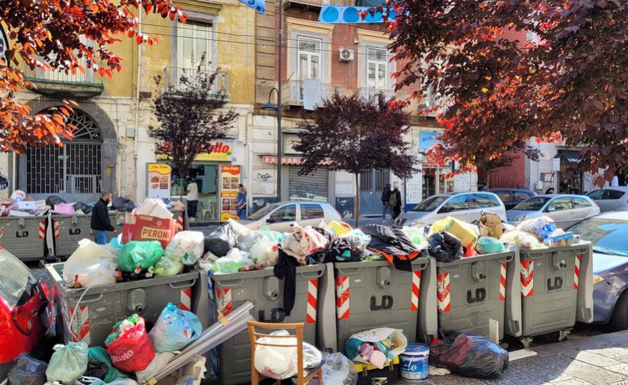 Oamenii străzii și gunoaiele din Napoli. Dedesubturile unui celebru oraș turistic