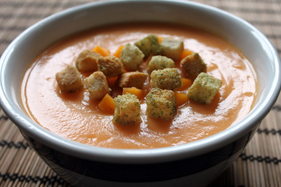 Supa-cremă de legume cu crutoane, perfectă în orice anotimp