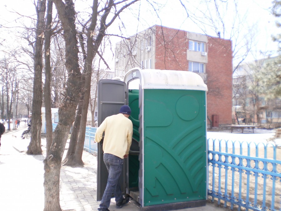 Strada Saturn / Două toalete ecologice ţin oamenii la distanţă