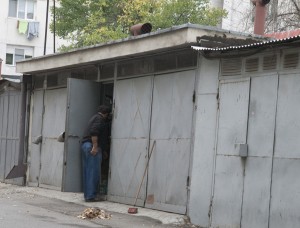 Sufocat de garaje folosite ca depozit: Micro 39B, cartierul în care hoţii fac legea