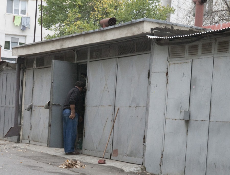Sufocat de garaje folosite ca depozit: Micro 39B, cartierul în care hoţii fac legea