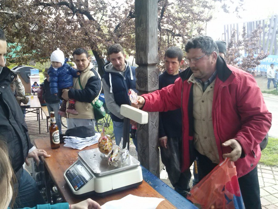 La Festivalul Scrumbiei, pescarii au prins chiar şi peşti... de sticlă