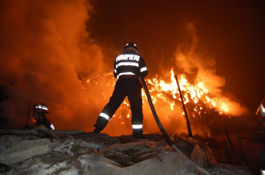 Un octogenar a ars de viu încercând să-şi scape casa de la incendiere