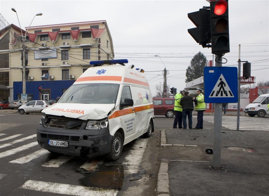 O ambulanţă a fost implicată într-un accident provocat de o şoferiţă neatentă