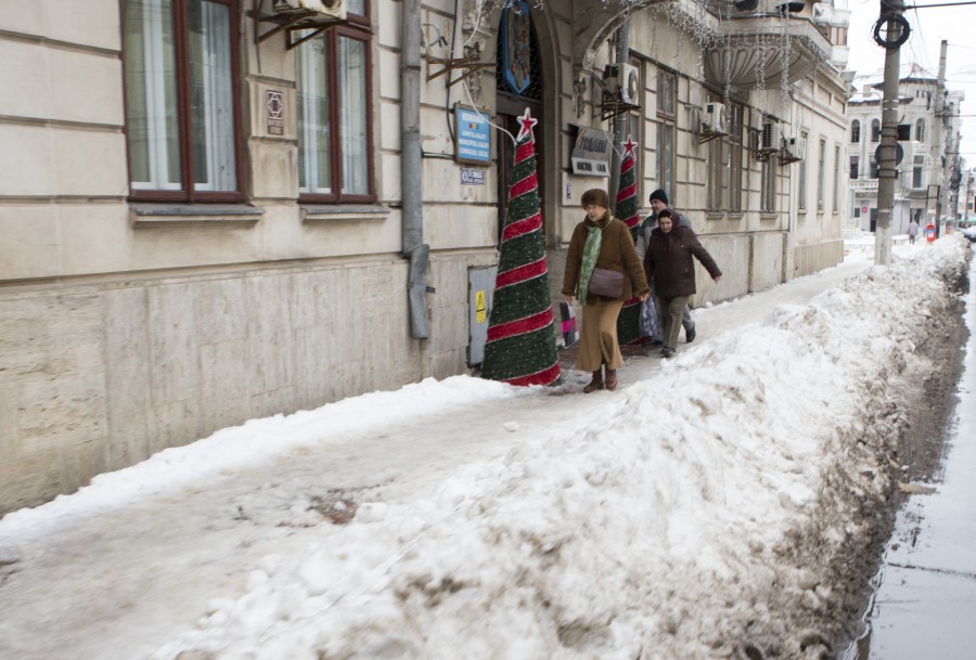 Gălăţenii îşi RUP GÂTUL pe TROTUARELE instituţiilor publice (FOTO)