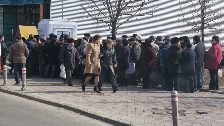 După ce pensionarii au stat zile în şir la coadă, Transurb le înlocuieşte biletele cu abonamente