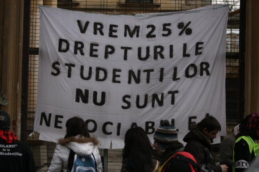 NEMULŢUMIRI STUDENŢEŞTI: Instabilitatea sistemului educaţional şi lipsa de consultare