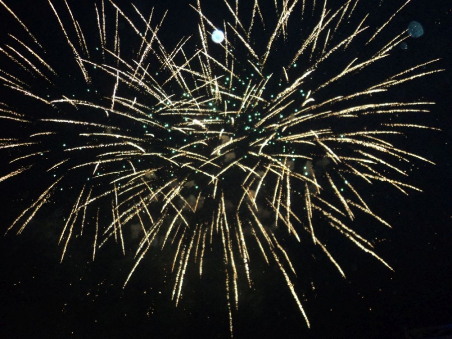 Mii de gălăţeni au petrecut REVELIONUL în stradă. 3,5 tone de artificii au luminat cerul Galaţiului (FOTO și VIDEO)
