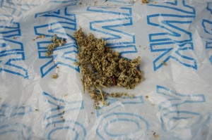 Adolescenţi drogaţi, depistaţi de poliţiştii locali