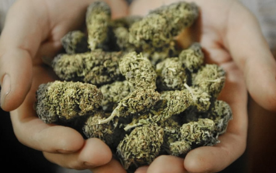 Bărbat prins ÎN FLAGRANT în timp ce VINDEA MARIJUANA la Galaţi