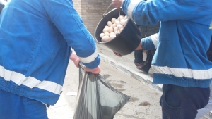 Aproape o tonă de mâncare adusă de moldoveni în Galaţi a fost confiscată şi distrusă (VIDEO)