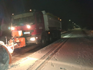 Polei şi zăpadă, pe drumurile judeţene. Intervenţii &icirc;n cursul nopţii trecute