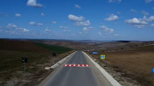 Un sat din județul Iași are o trecere de pietoni în câmp (VIDEO)