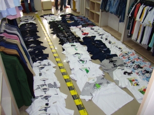 PERCHEZIȚII şi MARFĂ CONFISCATĂ. Îmbrăcăminte contrafăcută, vândută într-un centru comercial