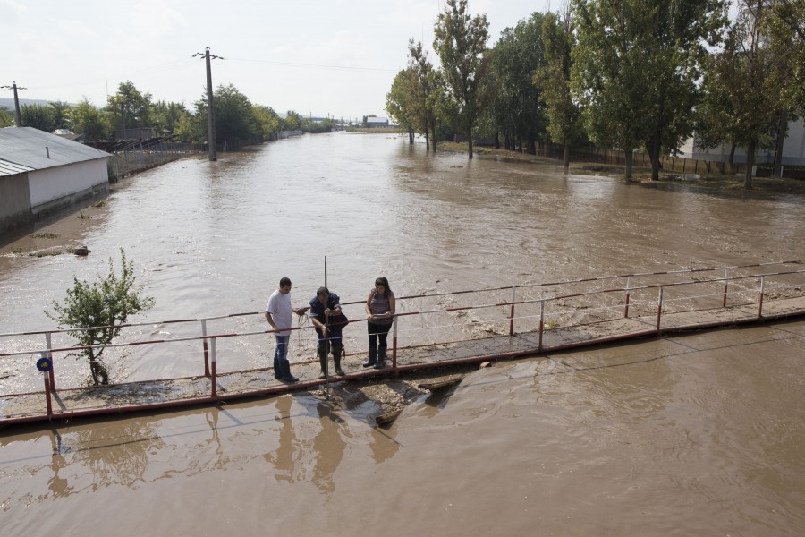 Apel către cetăţeni! Sinistraţii au mare nevoie de haine şi materiale de igienizare